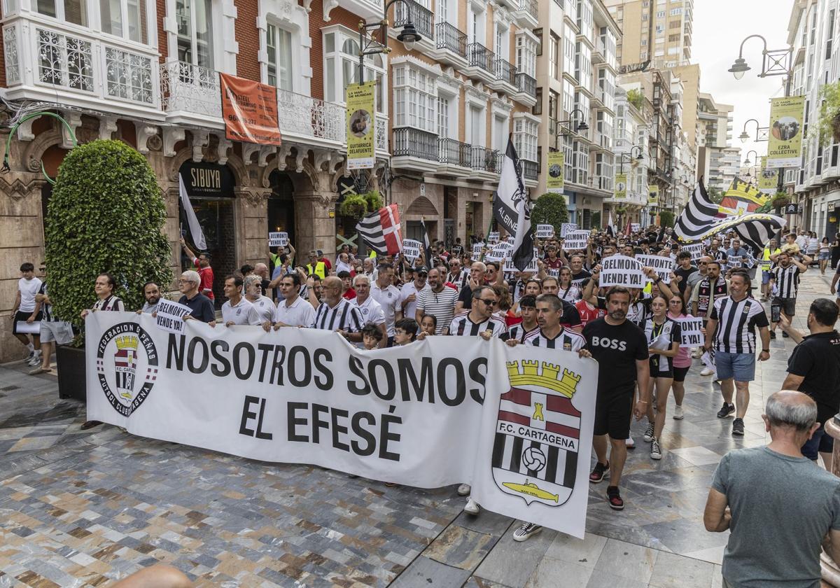 Dos mil aficionados del Efesé muestran su hartazgo con Belmonte